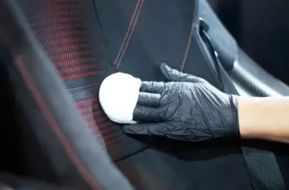 シートコーティングを施工する様子の写真