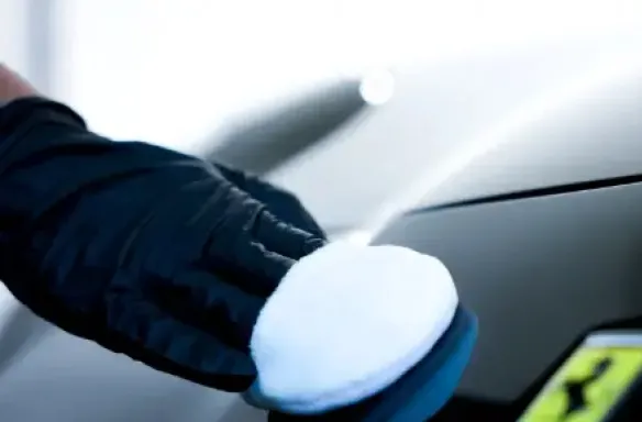 PPF専用コーティングを施工する様子の写真