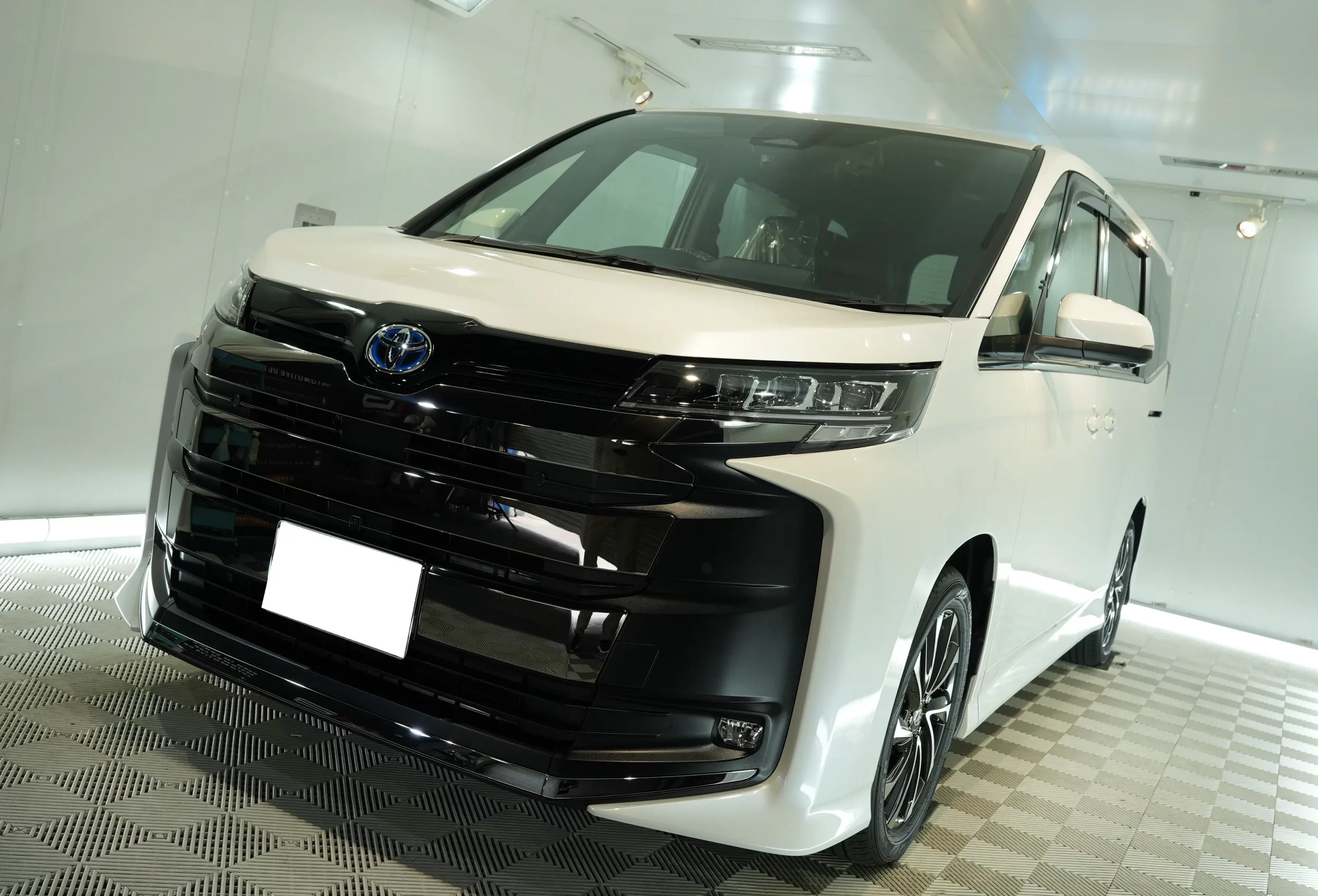 トヨタノアコーティング,サーブフェイス,セラミックコーティング,大阪カーコーティング,神戸カーコーティング