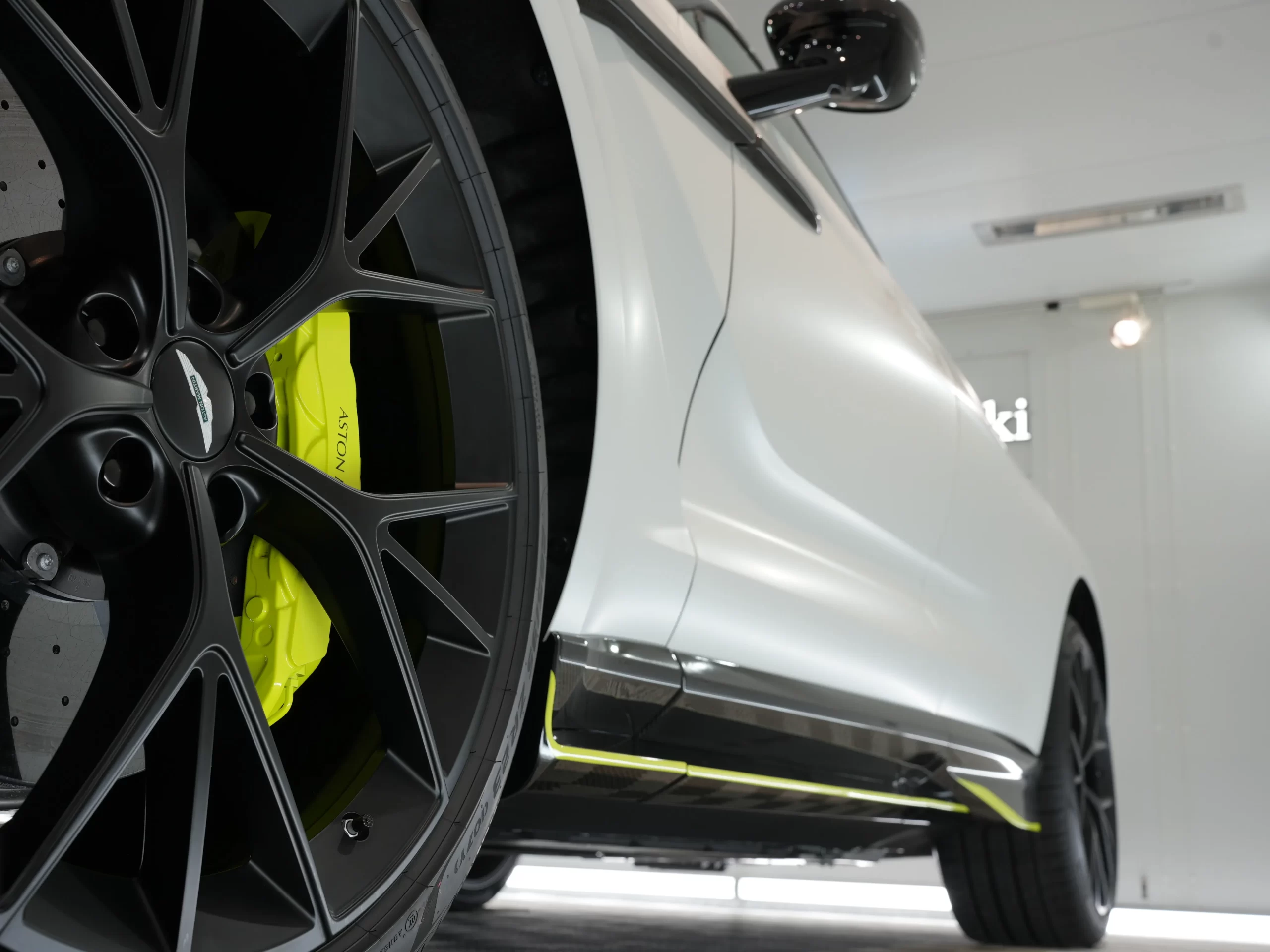 アストンマーティンコーティング,DBXコーティング,大阪コーティング専門店,神戸コーティング専門店