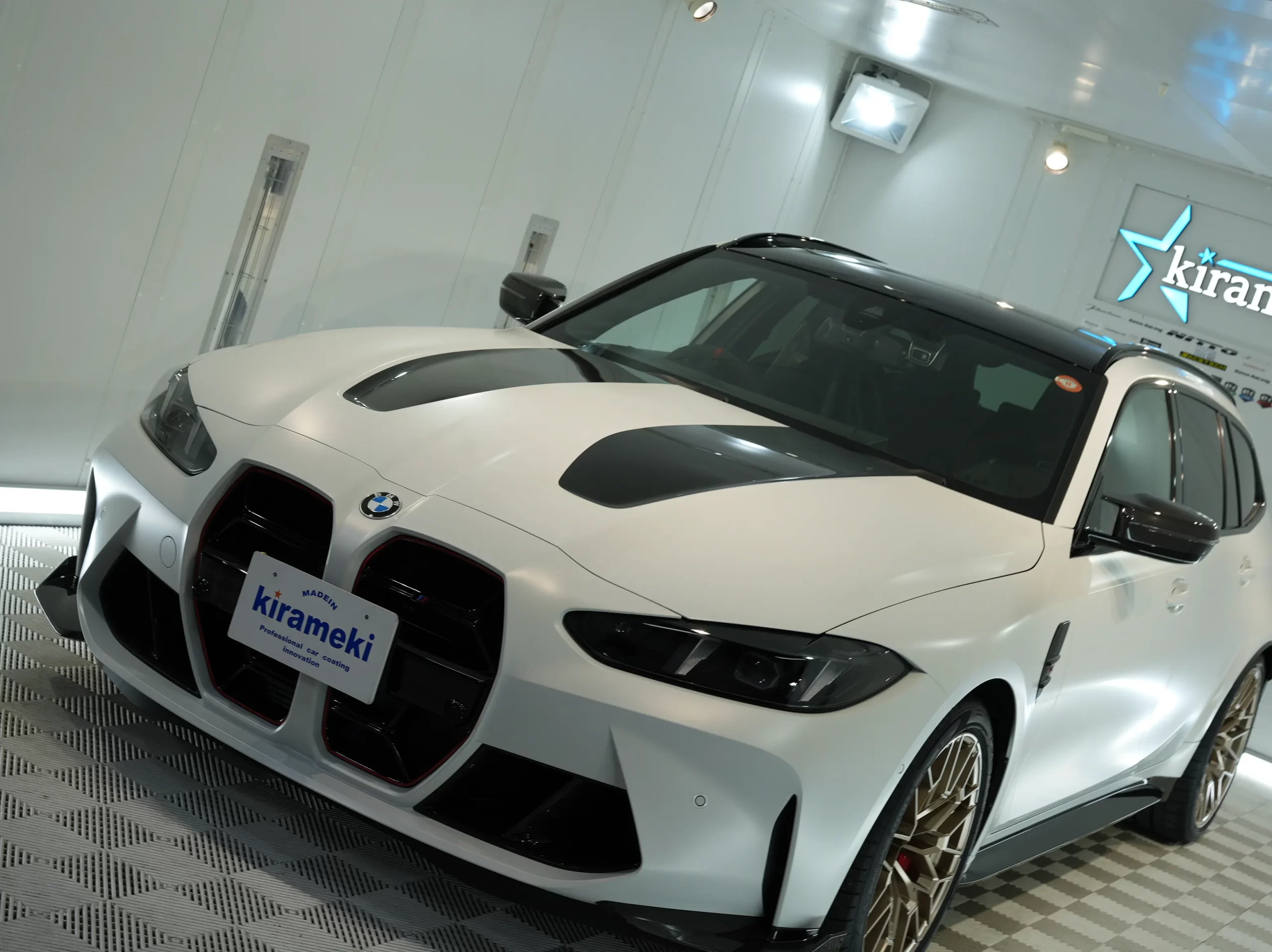コーティング施工が完了したBMW M3 CSフローズンブリリアントホワイトのフロントビュー 兵庫県尼崎市kirameki