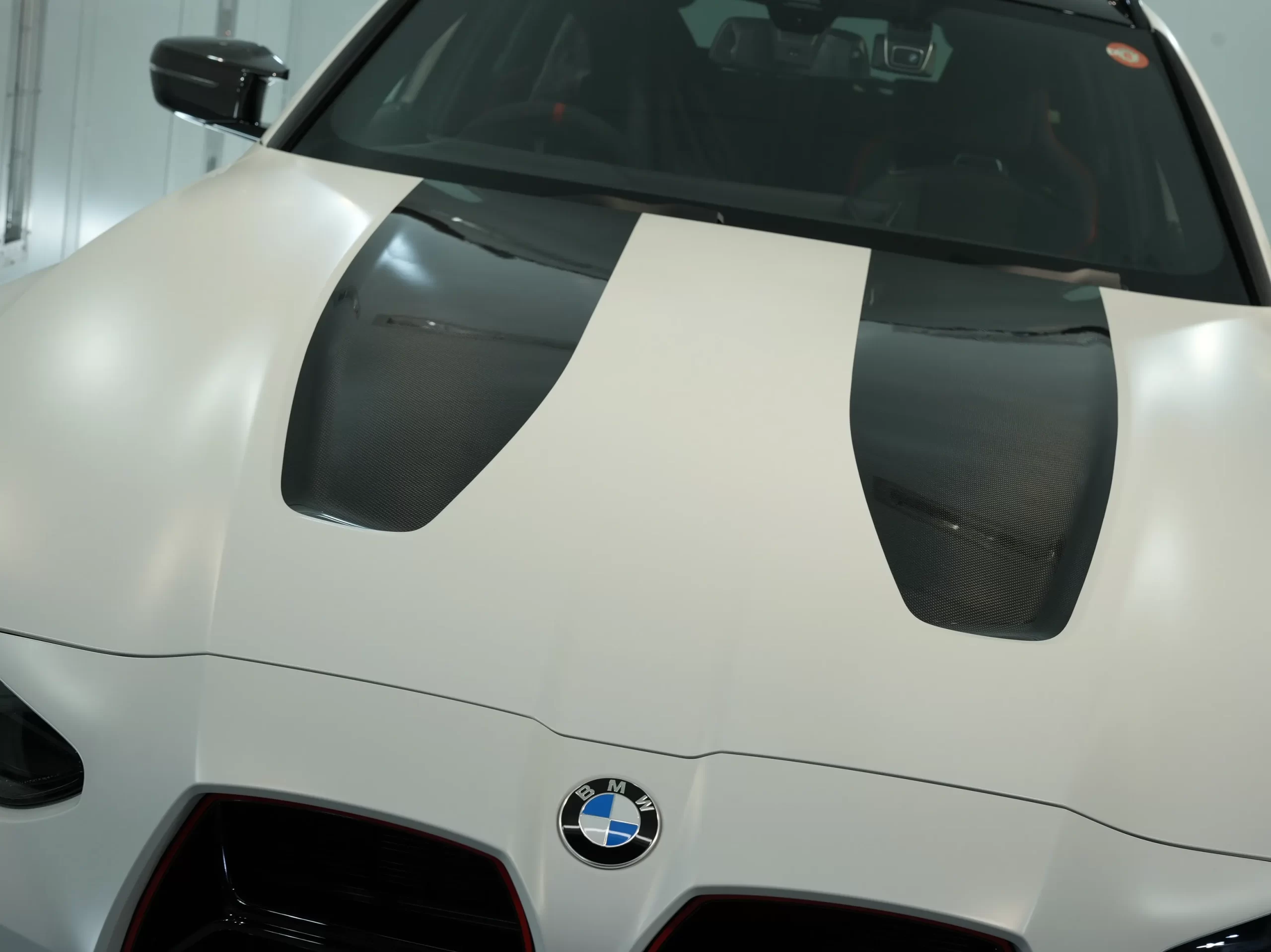 BMW M3 CS専用カーボンボンネットストライプとBMWエンブレム 兵庫県尼崎市kirameki