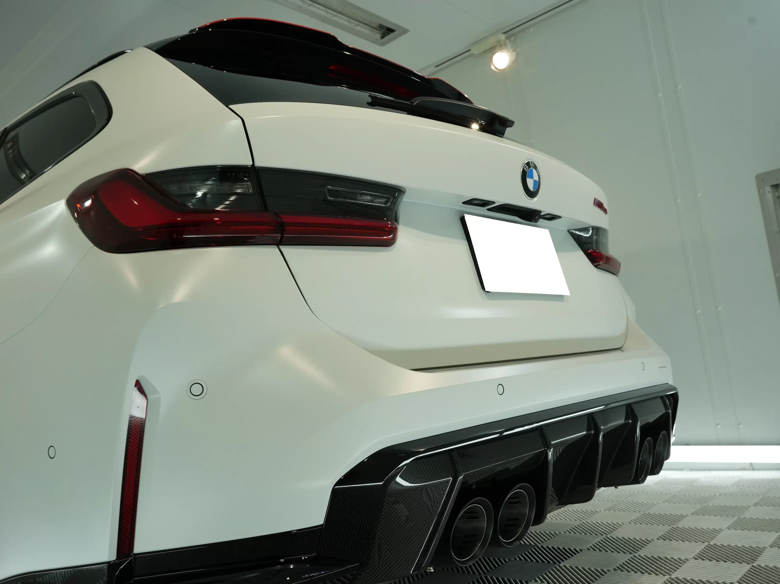 BMW M3 CSのリアディフューザーと4本出しマフラーのリアビュー 兵庫県尼崎市kirameki