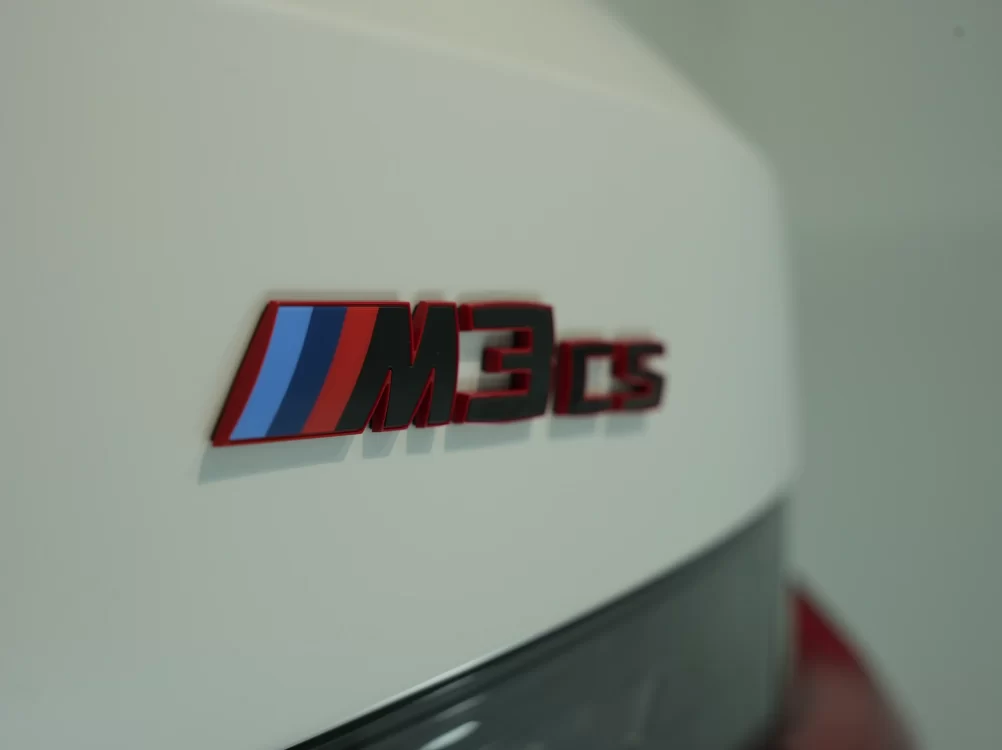 BMW M3 CSの赤い縁取りが施された専用リアエンブレム 兵庫県尼崎市kirameki