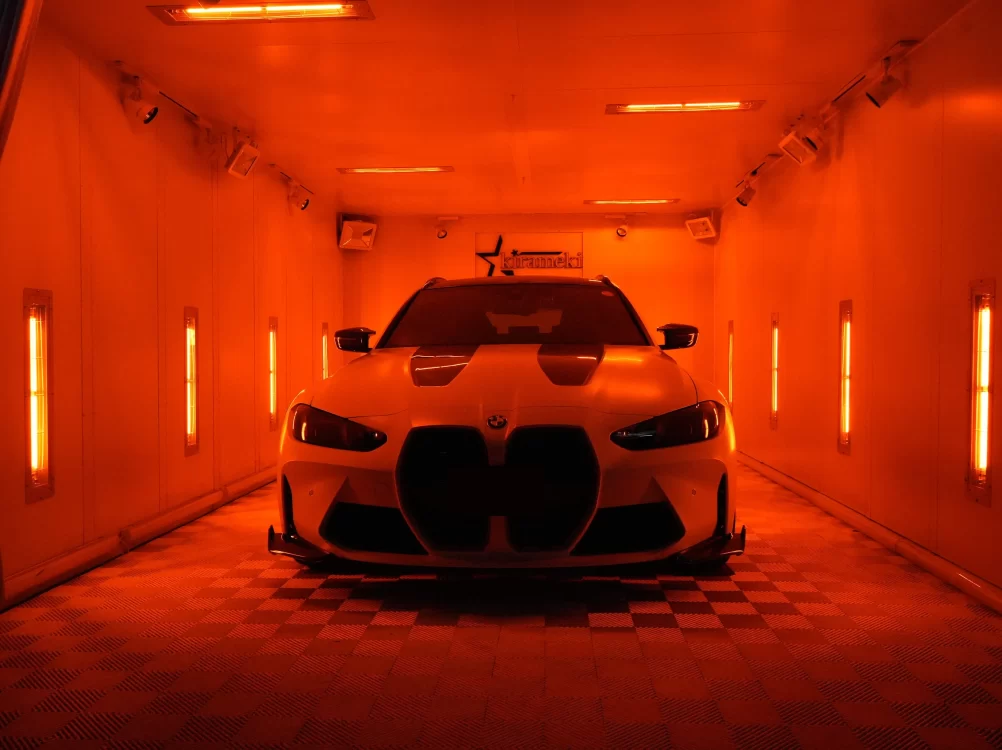 専用コーティングブースで赤外線ヒーター照射乾燥を行うBMW M3 CS マットホワイト 兵庫県尼崎市kirameki