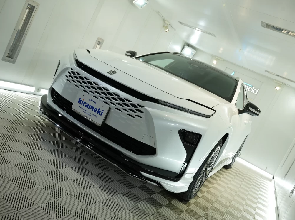 施工完了後、専用ブース内で圧倒的な存在感と輝きを放つクラウンエステート kirameki