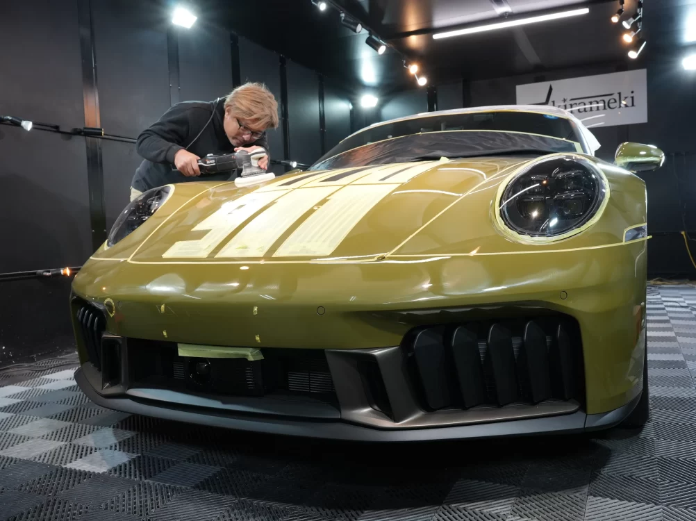 研磨専用ブースでポルシェ911 Spirit70を精密研磨する職人|兵庫・大阪セラミックコーティング