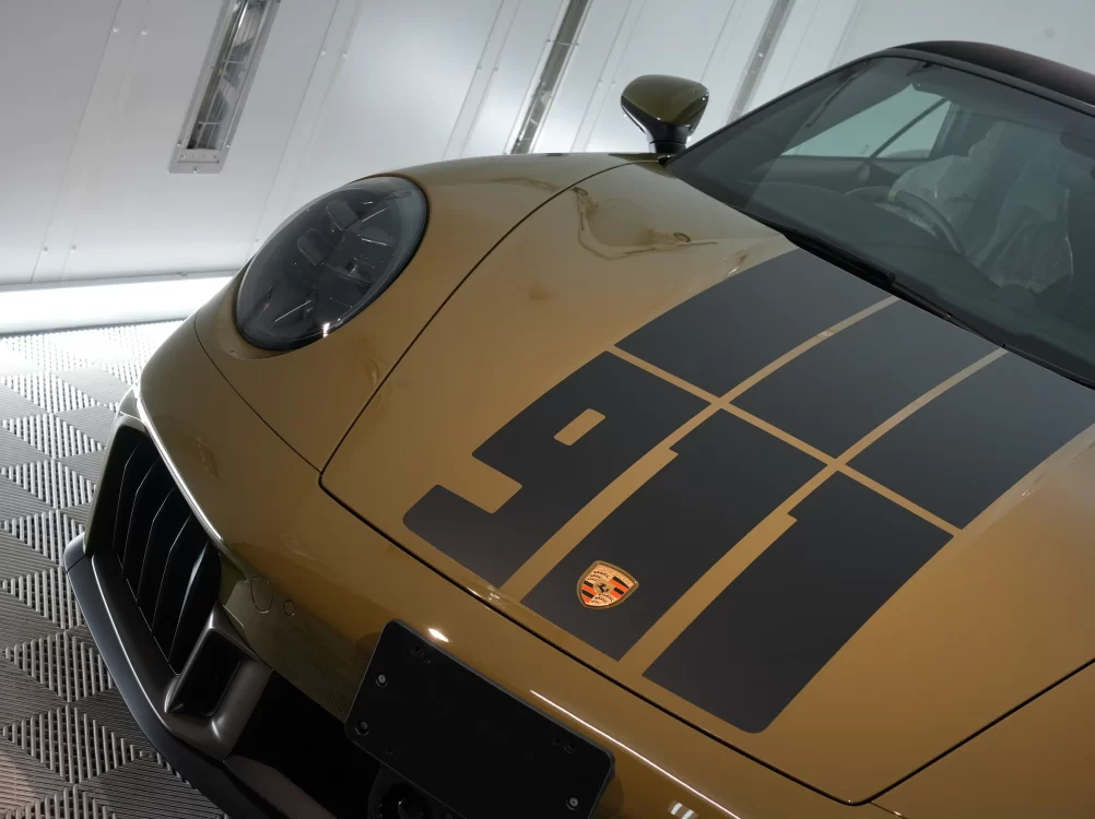 セラミック被膜の輝きを纏うポルシェ911Spirit70ボンネットグラフィック|兵庫・大阪