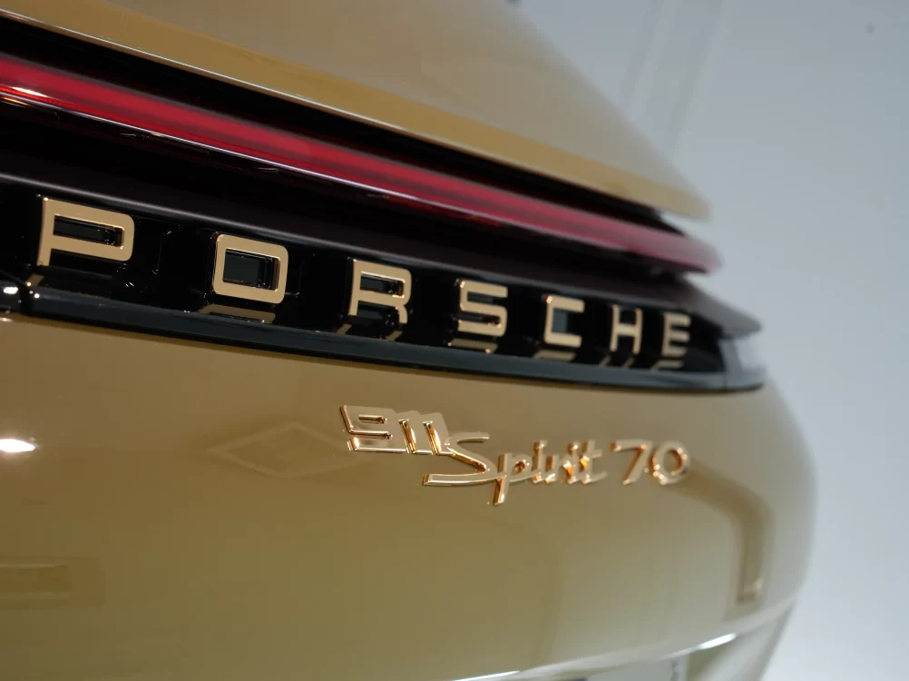 セラミックコーティングで輝くポルシェ911 Spirit70のリヤエンブレム|兵庫・尼崎kirameki
