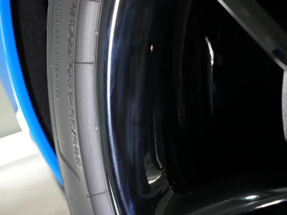 フェラーリ296のホイールに付着した無数の薄い傷を確認する様子 兵庫・大阪kirameki