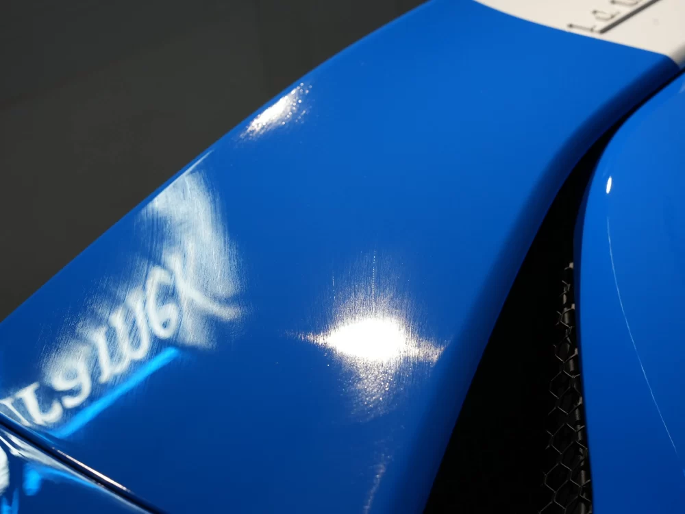 フェラーリ296のフロントボディへHALOコーティングを塗布する様子 kirameki