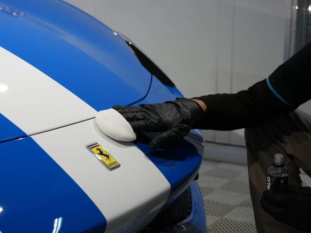 HALOコーティング施工により鮮やかな鏡面と映り込みを見せるフェラーリ296のボディ