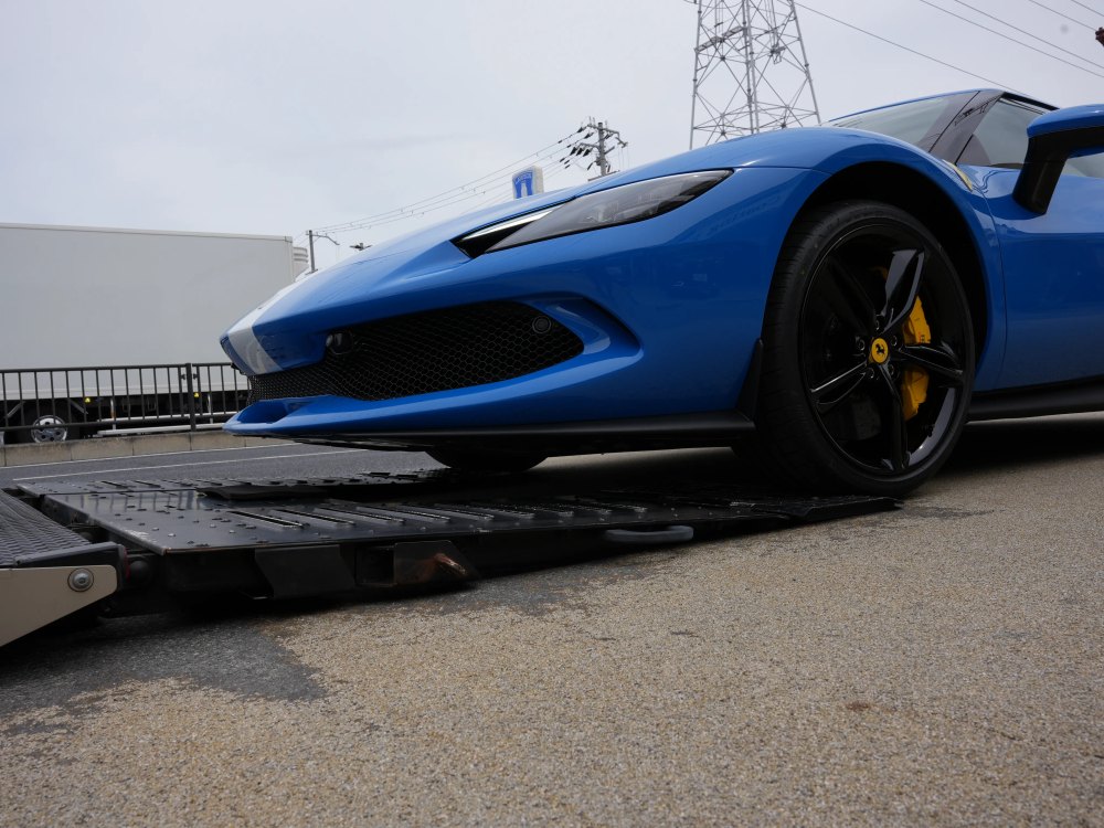 フェラーリ296GTBを傷つけずに搬送するフルフラット積載車への積み込み 兵庫尼崎kirameki