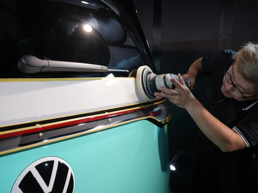 専用ブースでVW ID.Buzzの塗装面を丁寧にポリッシュする職人｜大阪・兵庫対応