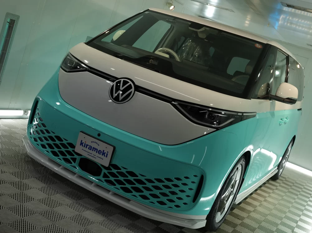 セラミックコーティング施工後LED照明下で美しい濡れツヤを見せるVW ID.Buzz｜大阪・兵庫