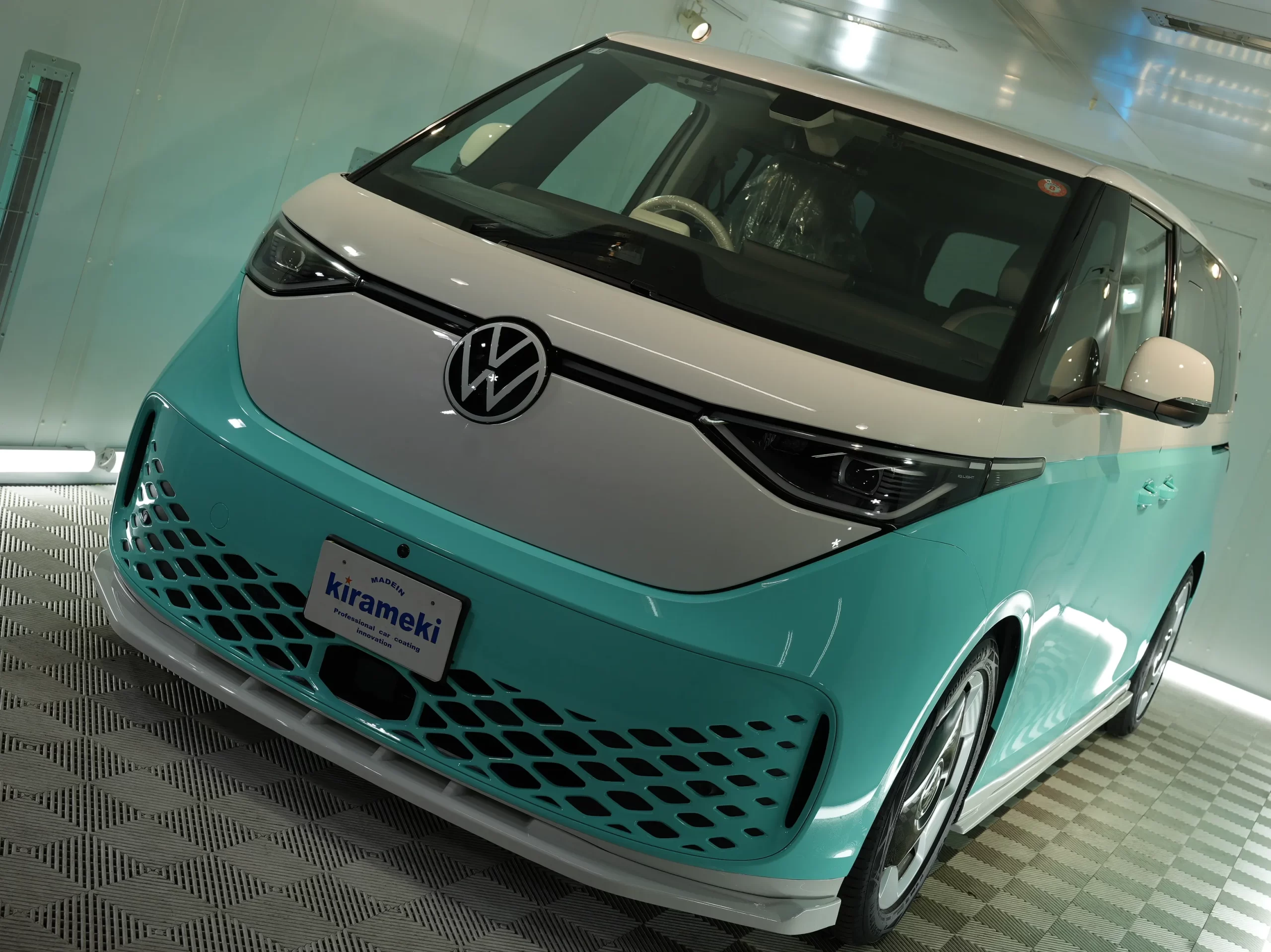 セラミックコーティング施工後LED照明下で美しい濡れツヤを見せるVW ID.Buzz｜大阪・兵庫