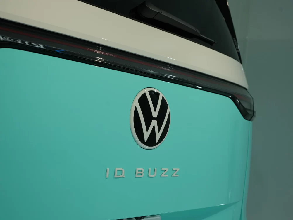 細部まで美しく仕上がったVW ID.Buzzのリアエンブレム周り｜kirameki