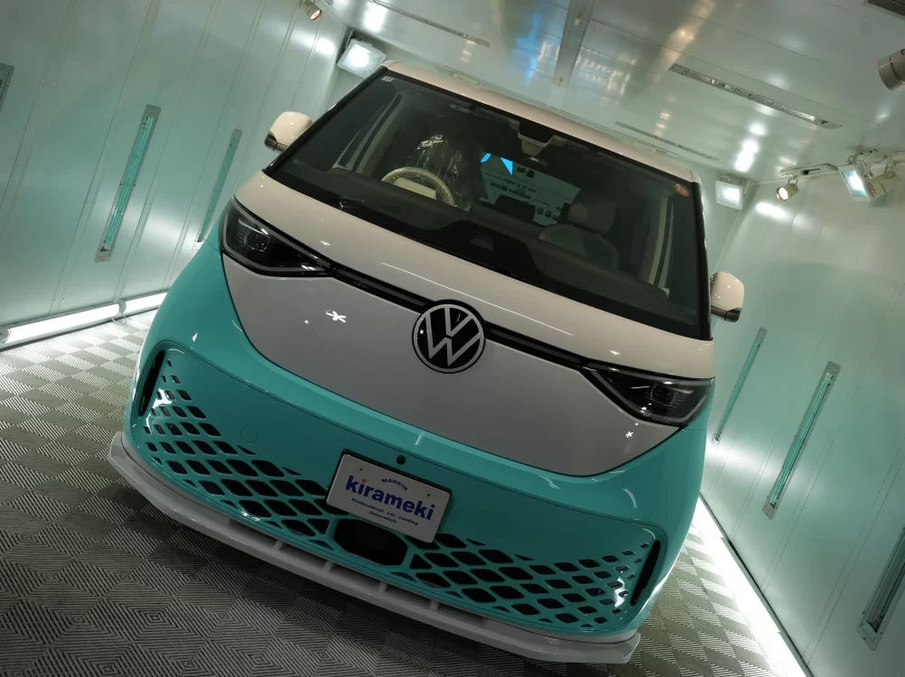専用ブースのLED照明下で美しい濡れツヤを見せるVW ID.Buzz｜大阪・兵庫