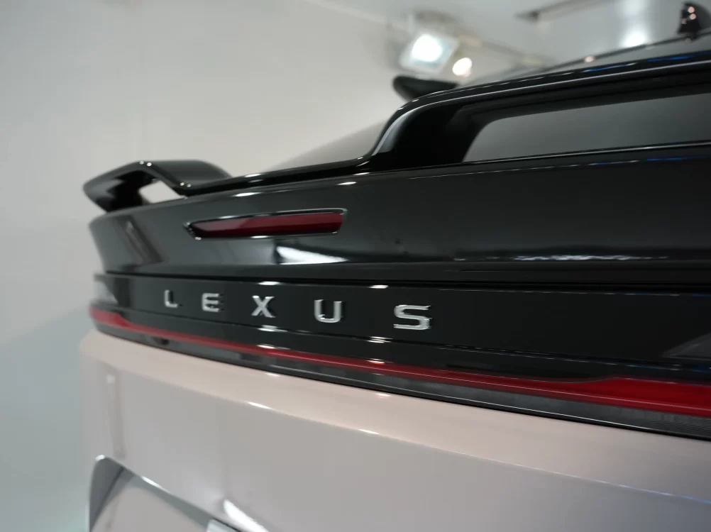 透明感あふれるリアスポイラーとLEXUSエンブレム周りの鏡面美|兵庫・大阪対応kirameki
