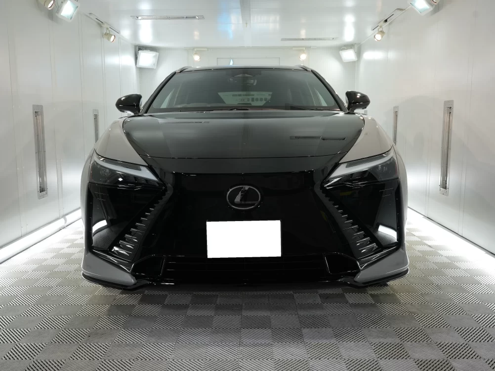 コーティングにより重厚感と透明感が増したレクサスRZ550eのフロント正面|兵庫・尼崎専門店
