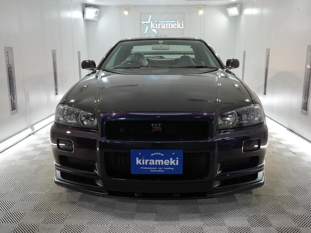 コーティング施工で深みのある紫と青の輝きを放つR34 GT-R フロントビュー 大阪/神戸エリア対応