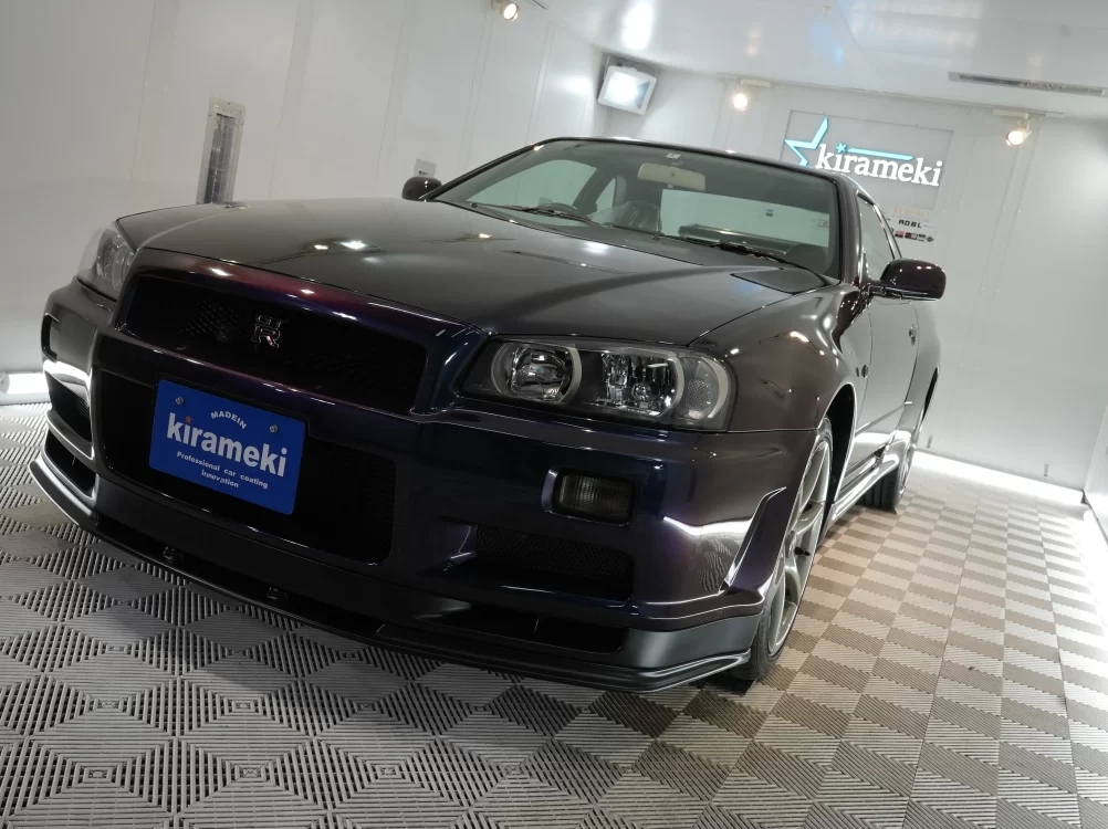 磨き上げられ深みのある紫と青の輝きを放つR34 GT-R フロントビュー 大阪/神戸エリア対応