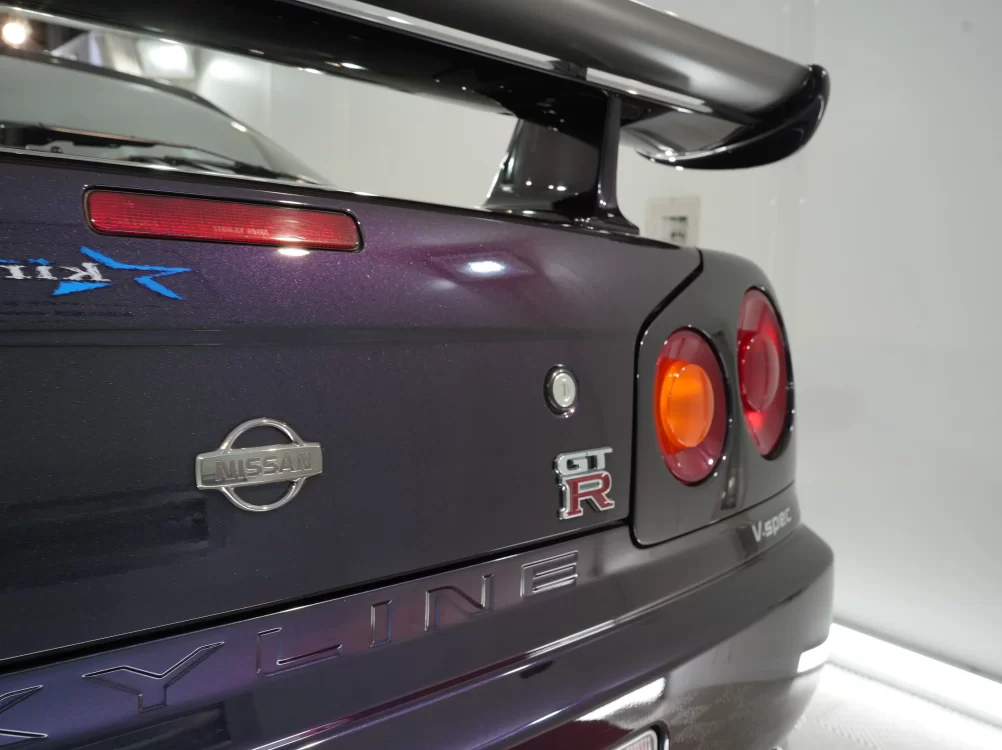 GT-RおよびV-specエンブレムが映える美麗なR34 GT-Rのリア周り 西宮/芦屋エリア対応
