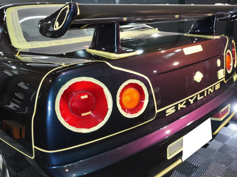 専用ブースで細部にマスキングを施すR34 GT-R V-spec 兵庫県尼崎市kirameki