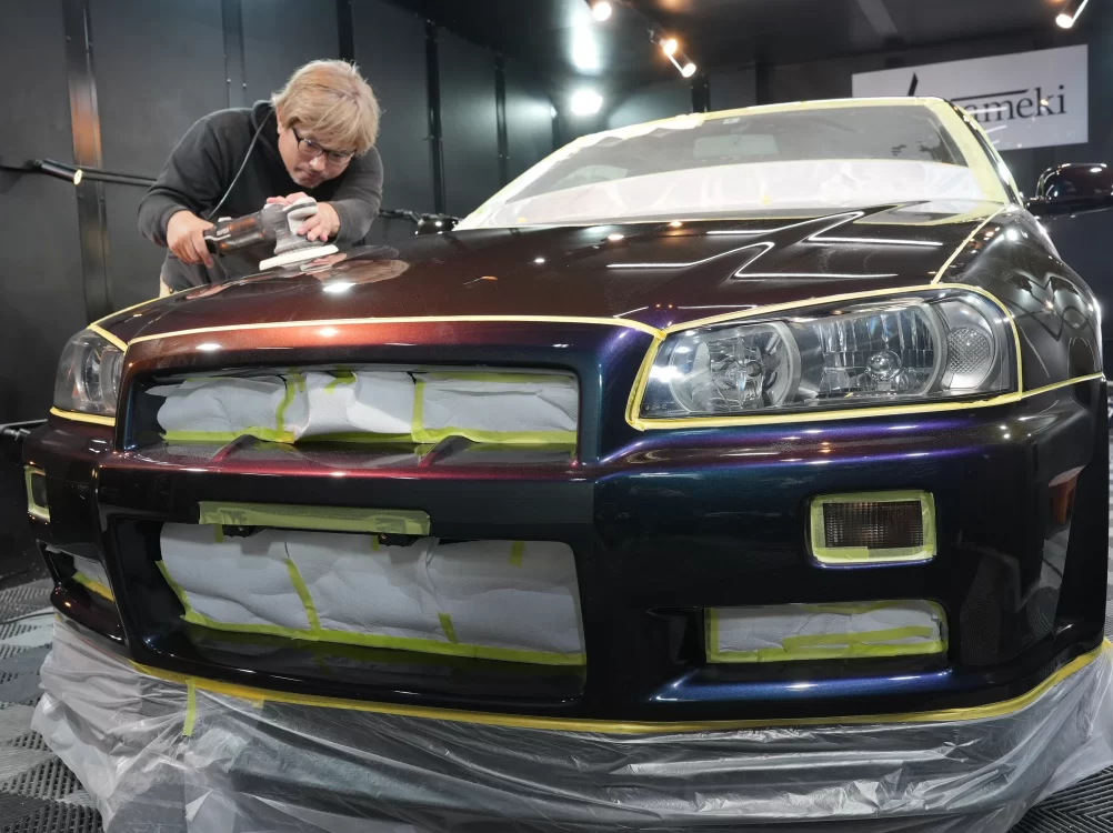 R34 GT-Rのボンネットをポリッシャーで丁寧に磨き上げる熟練職人 兵庫/大阪エリア対応