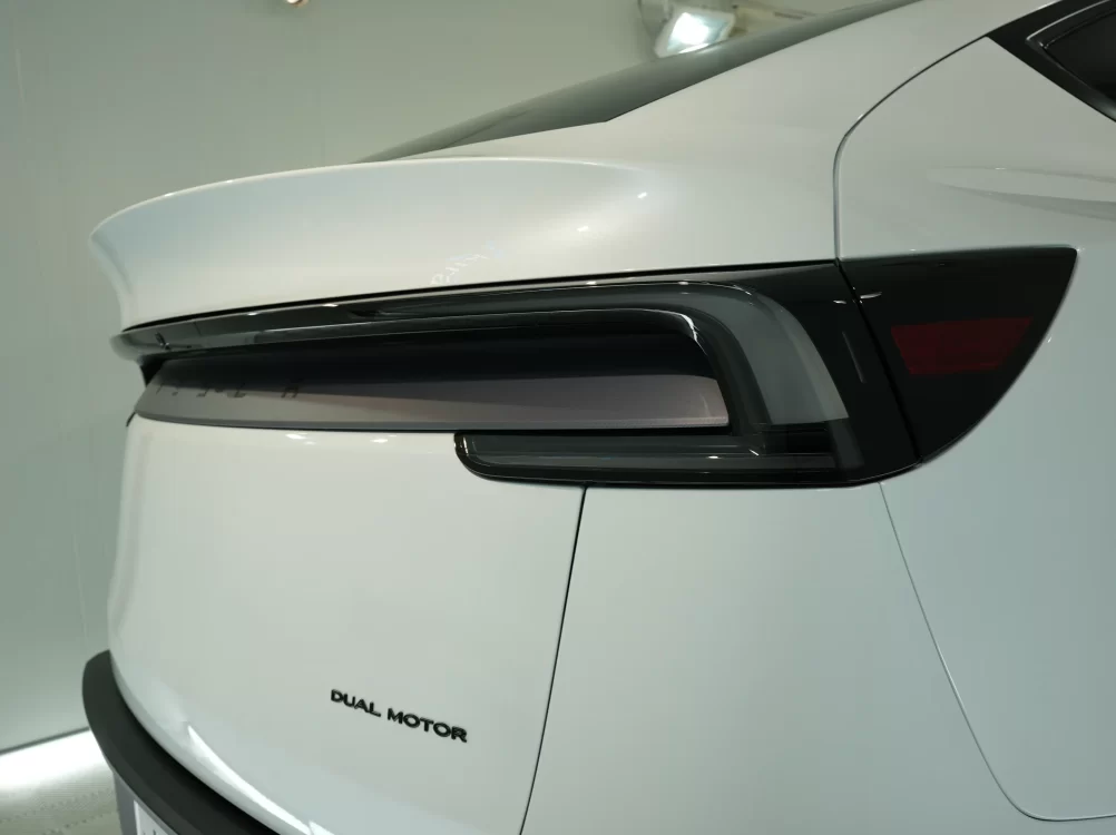 細部までキレイに仕上げられたテスラモデルYのデュアルモーターエンブレム|神戸
