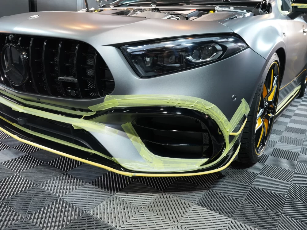 AMG A45s マット塗装面を保護する丁寧なマスキング養生風景 兵庫大阪kirameki