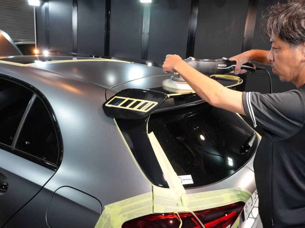 ツヤありパーツのキズ除去作業を行うメルセデスAMG A45s 兵庫県尼崎市