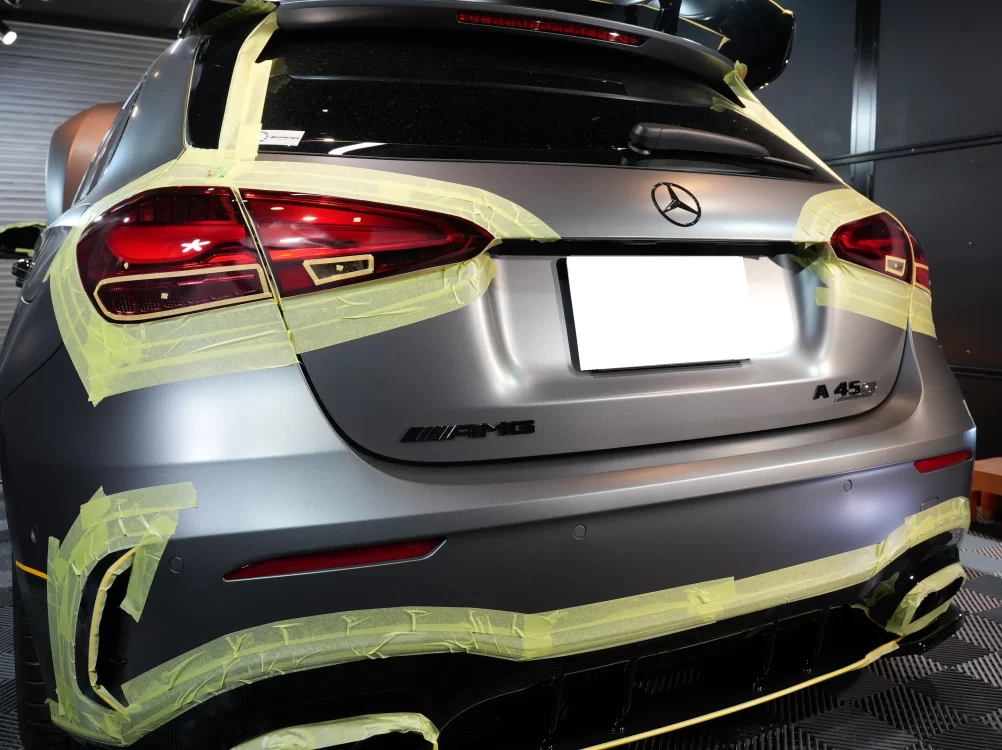 AMG A45s マット塗装面を保護する丁寧なマスキング養生風景 兵庫大阪kirameki