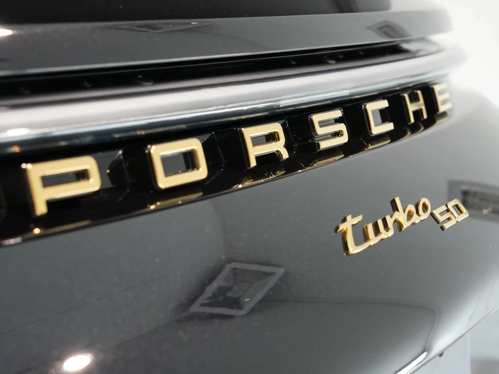 気品あるゴールドのリアエンブレムが輝くポルシェ911ターボ50｜兵庫・尼崎