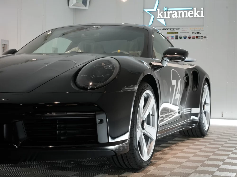 専用デカールと圧倒的な艶を放つポルシェ911ターボ50イヤーズ正面｜兵庫・尼崎kirameki