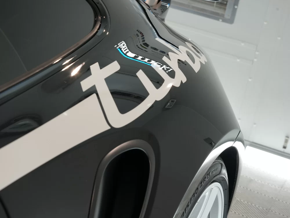  専用デカールと圧倒的な艶を放つポルシェ911ターボ50イヤーズ正面｜兵庫・尼崎kirameki