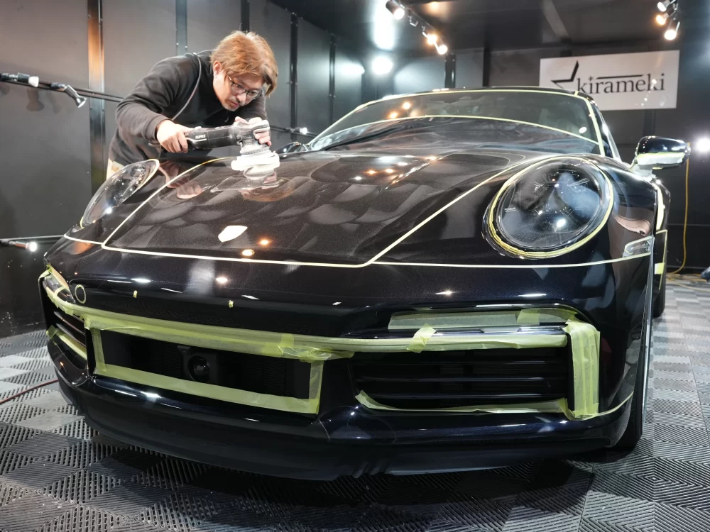 熟練の技術でボンネットを精密研磨するポルシェ911ターボ50｜兵庫県尼崎市